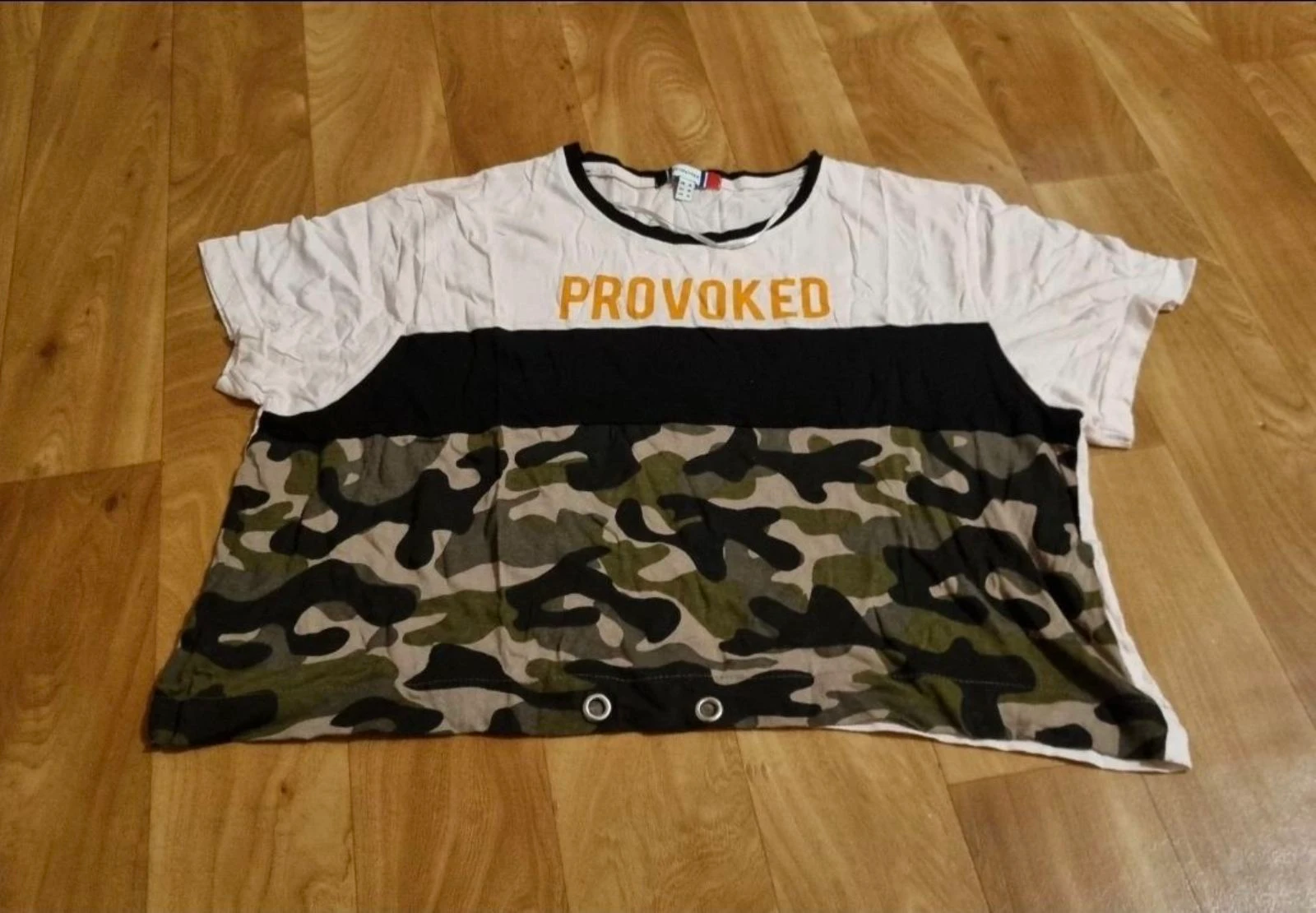 t-shirt loose jennyfer rose et motif militaire taille 38/M
